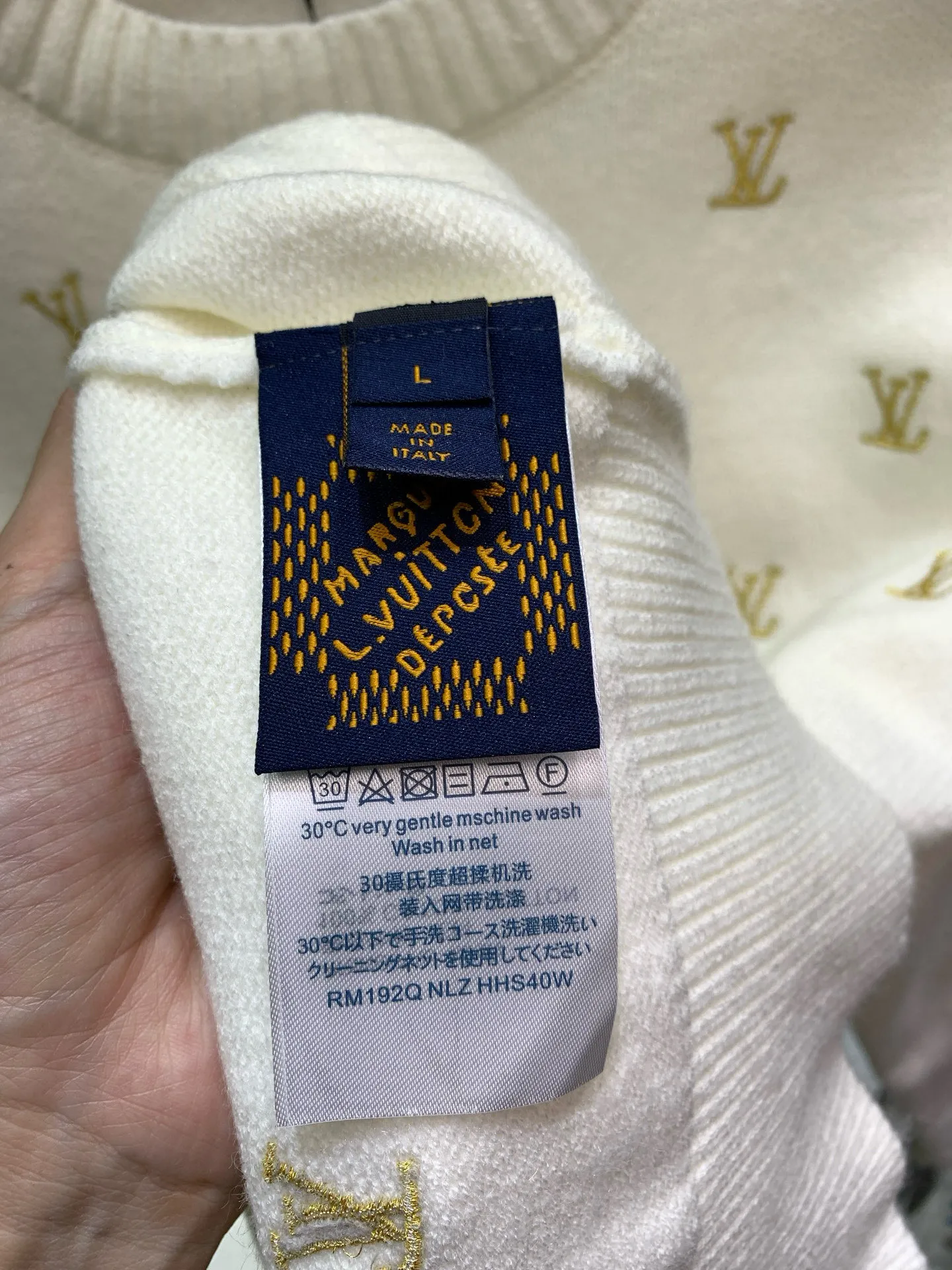🅿️370 🀄️ Louis Vuitton Louis Vuitton 1*v full logo small embroidered round neck sweater. Originally purchased after 15,000. Fei Dong co-branded series. Fixed color and dyed sheep wool material. 7S special custom-woven and dyed yarn. Hanging wool tissue woven piece. Made of sheep wool material knitted piece. The texture of the fabric is clear and rich. The whole piece is made with full embroidery technology. There are about 168 small embroideries. The embroidery uses fixed-dyed matte embroidery thread on the board and the stitch embroidery process. The pattern is embroidered with thousands of Tajima machine needles. The fine stitching method is dense and ultra-high density without revealing white. The pattern is clear and the lines and three-dimensional sense are strong to enrich the overall picture space. Special cotton wool material is washed and treated. The elastic fiber of sheep wool gives the fabric a high degree of resilience, allowing the clothes to maintain a lasting freshness and durability. Due to its fiber structure and special scale structure, sheep wool also has excellent warmth retention properties and anti-wrinkle properties. Keeps you warm and looks stylish